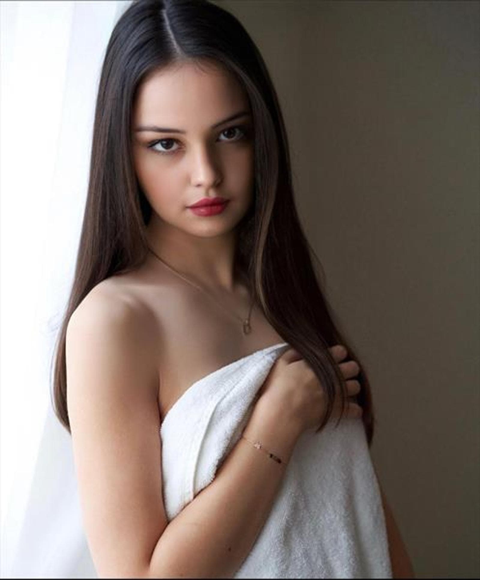 Julieta, 21, escort in Hong Kong — black hair, 167 cm (photo 3 of 3)