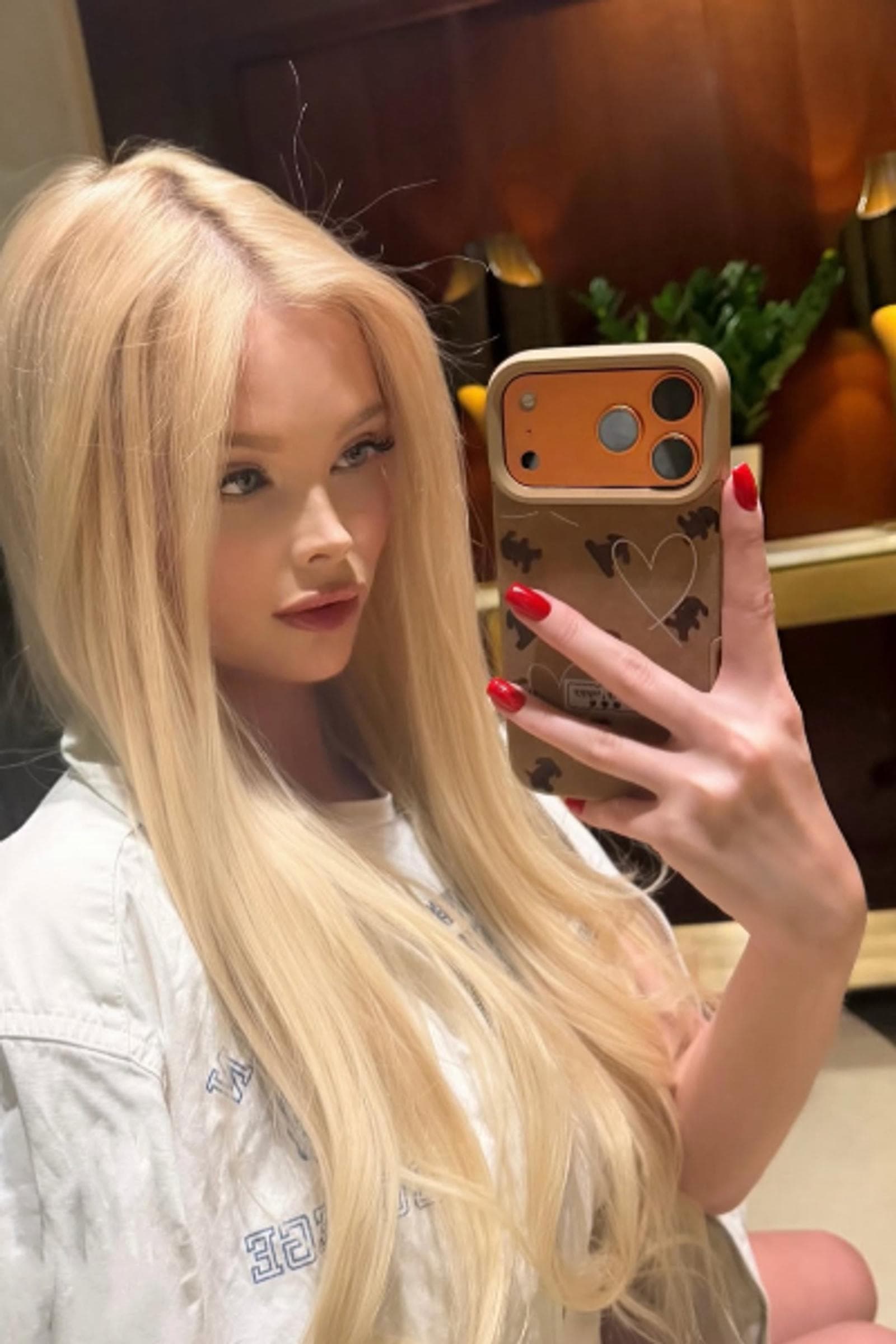Catherine, 25, escort in Hong Kong — blonde hair, 167 cm (photo 1 of 8)