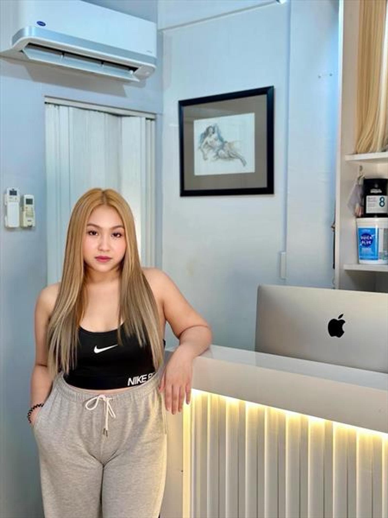 Chunhua, 24, escort in Hong Kong — blonde hair, 164 cm (photo 3 of 3)