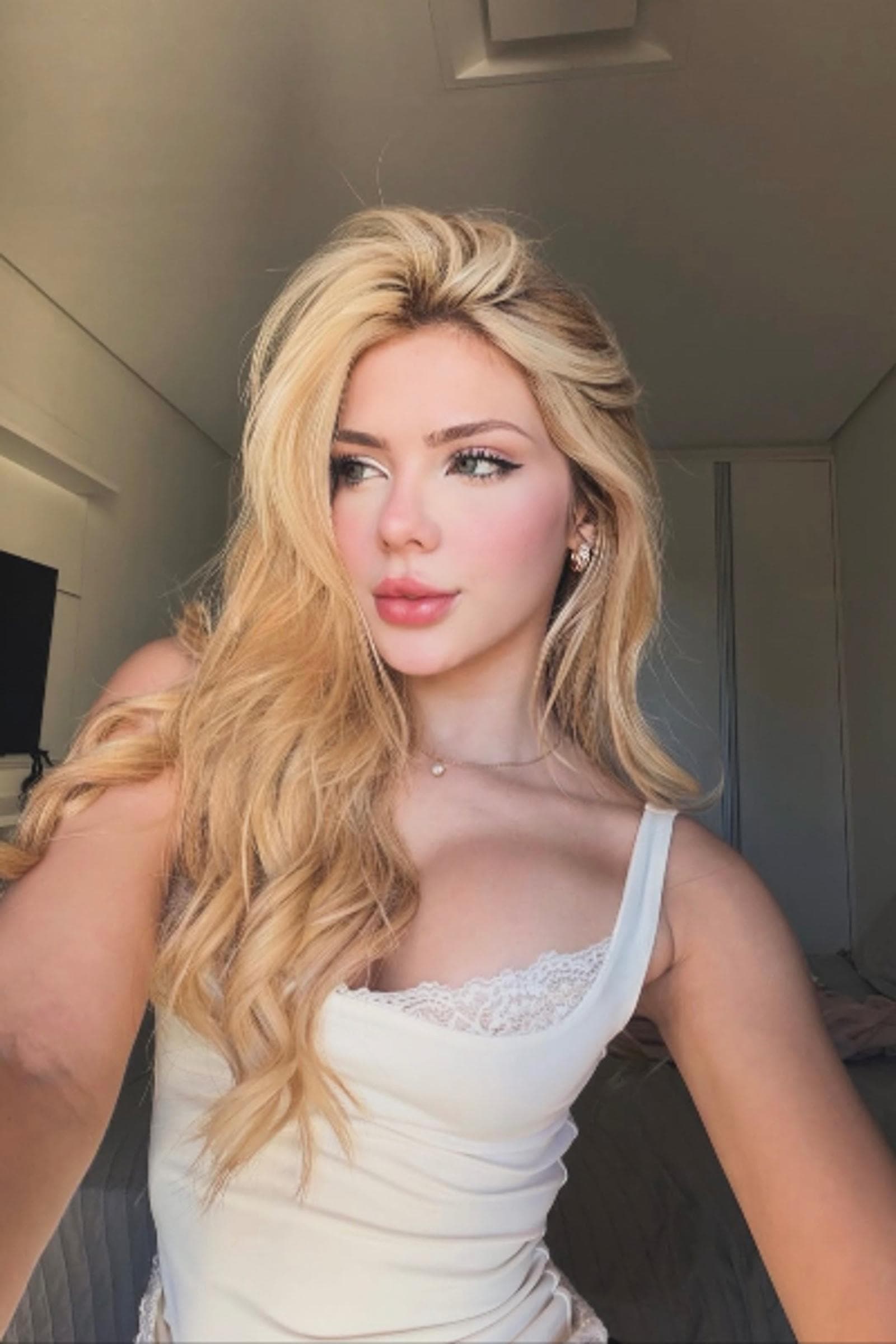 Severine, 25, escort in Hong Kong — blonde hair, 167 cm (photo 3 of 7)
