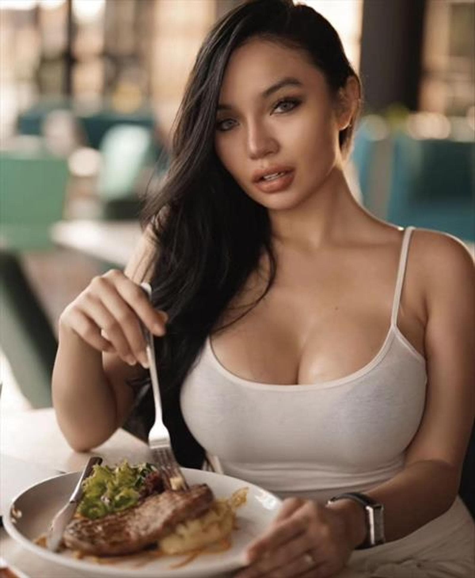 Courtney, 25, escort in Hong Kong — brown hair, 167 cm (photo 3 of 5)