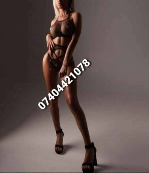 Friederike, 27, escort in Dubai — Italian (photo 2 of 5)