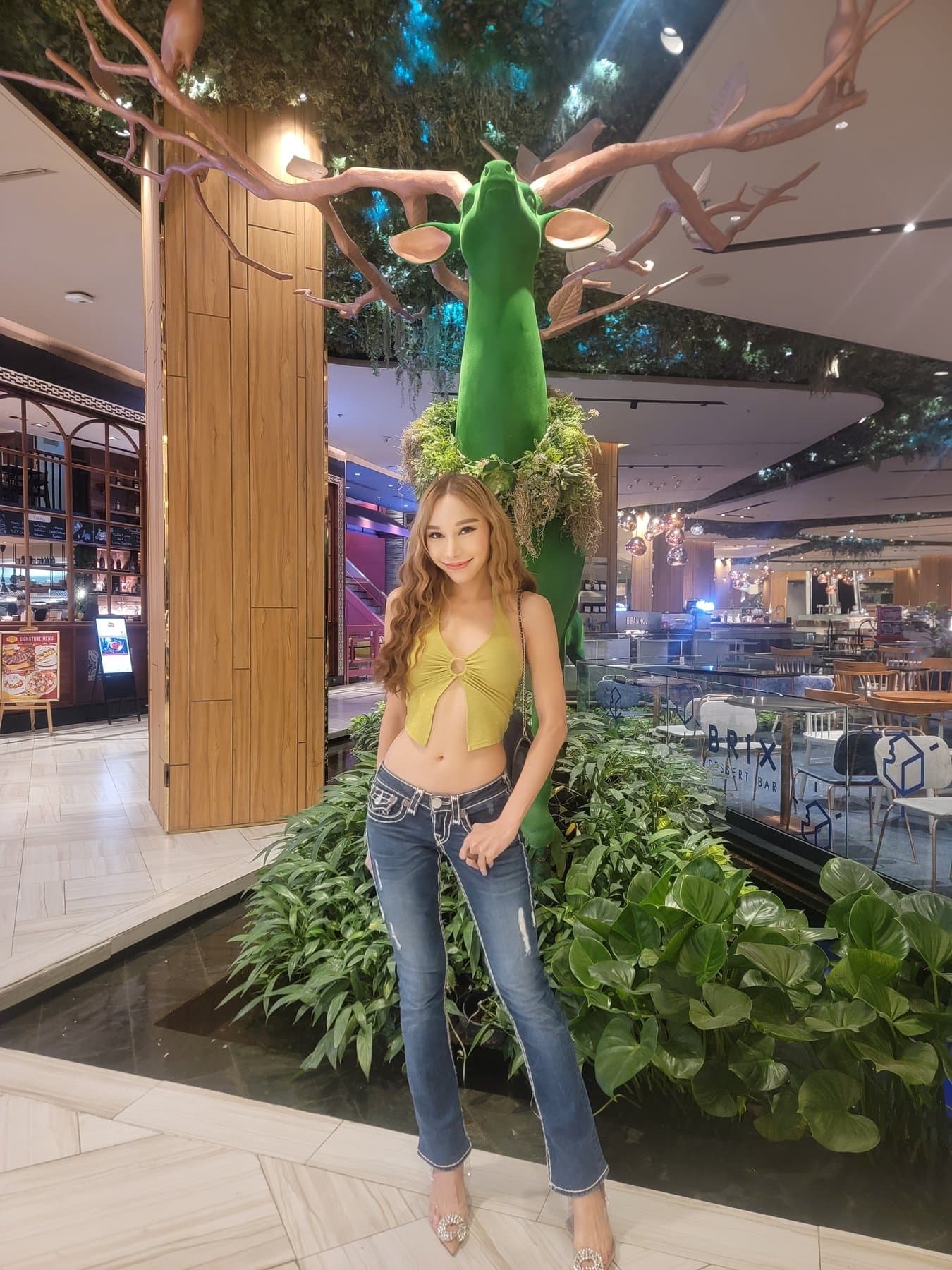 Mareike, 31, escort in Bangkok — French (photo 3 of 3)