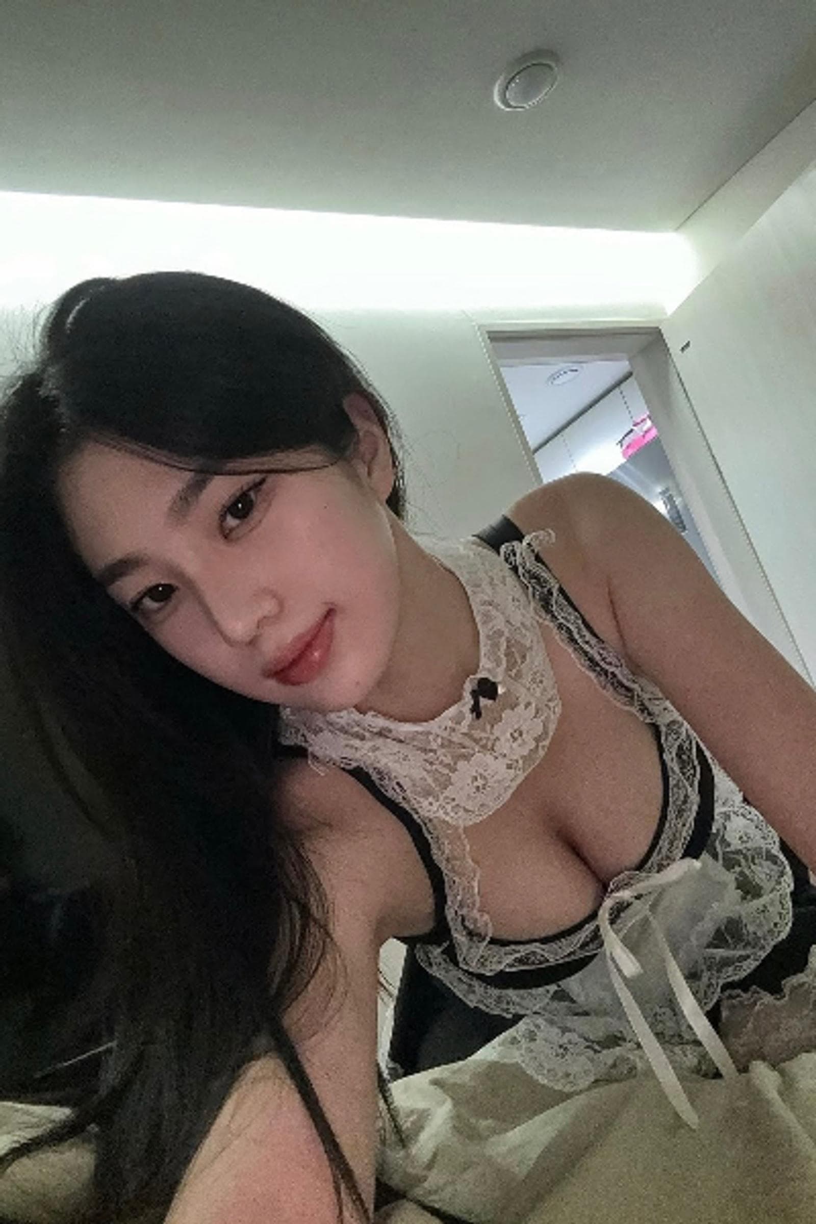 Jisoo, 23, escort in Hong Kong — black hair, 172 cm (photo 1 of 5)