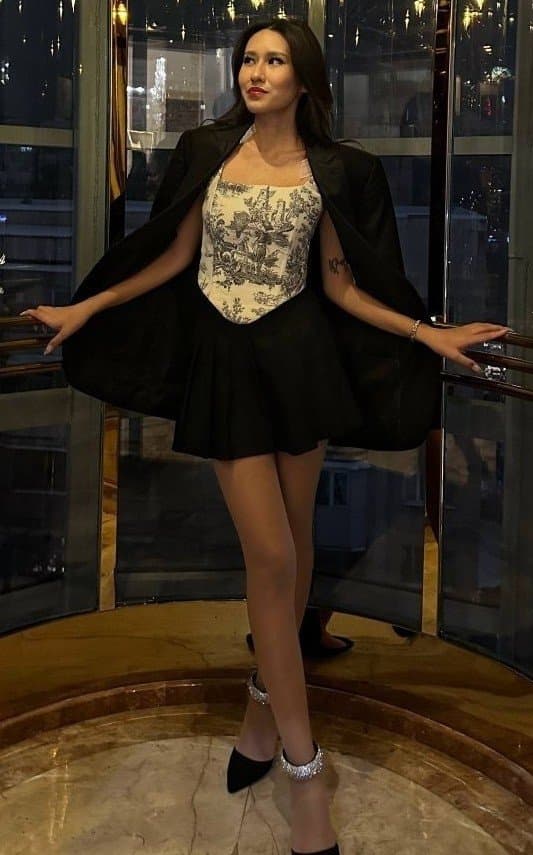 Aruna, 24, escort in Astana — brown hair, Kazakh (photo 1 of 9)